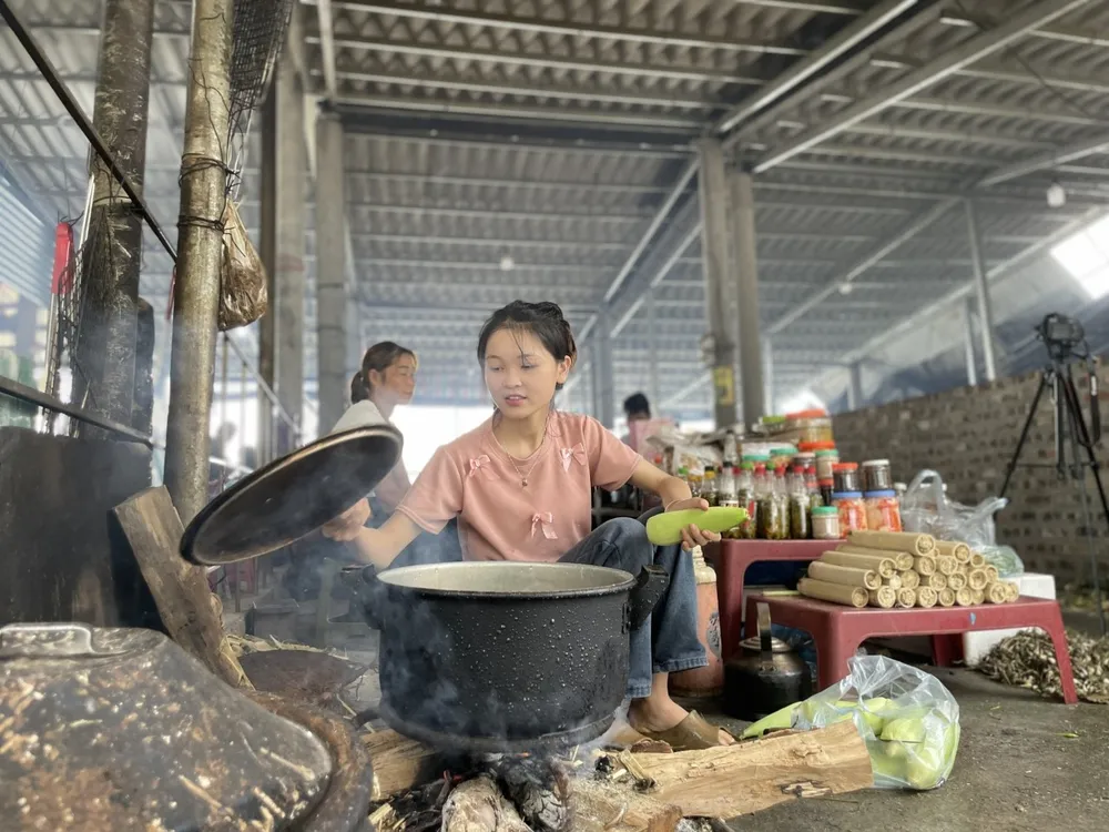 Sạp hàng nhỏ của gia đình nữ sinh dân tộc Mường Đinh Thị Xuyến - người đã đạt 3 điểm 10 trong kỳ thi tốt nghiệp THPT 2024. Ảnh: NVCC thi tốt nghiệp THPT 2024.jpg