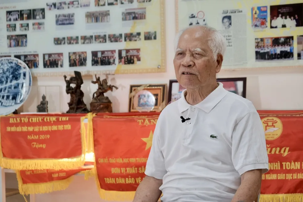 "Đối với cuộc đời của những người thầy như tôi, chúng tôi vô cùng tự hào, vinh dự khi có một người học trò có nhiều cống hiến cho đất nước, cho dân tộc như Tổng Bí thư Nguyễn Phú Trọng" -thầy giáo Vũ Ngọc Huỳnh. Ảnh: THANH THANH Tổng Bí thư Nguyễn Phú Trọng 1.jpg