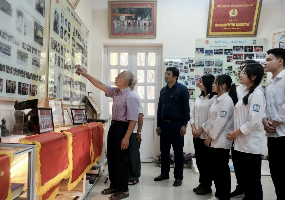 Thầy Vũ Ngọc Huỳnh, ông Nguyễn Văn Cộng cùng thầy trò trường THPT Nguyễn Gia Thiều tại phòng truyền thống của trường. Ảnh: THANH TÚ Tổng Bí thư Nguyễn Phú Trọng 2.jpg