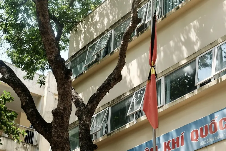 Sân trường THPT Nguyễn Gia Thiều treo cờ rủ tưởng niệm Tổng Bí thư Nguyễn Phú Trọng. Ảnh: PHI HÙNG Tổng Bí thư Nguyễn Phú Trọng.jpg