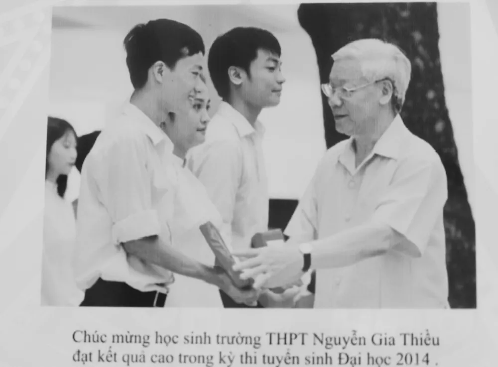 Tổng Bí thư Nguyễn Phú Trọng trao thưởng cho học sinh Đào Quang Duy. Ảnh chụp tại phòng truyền thống - trường THPT Nguyễn Gia Thiều Tổng bí thư.jpg