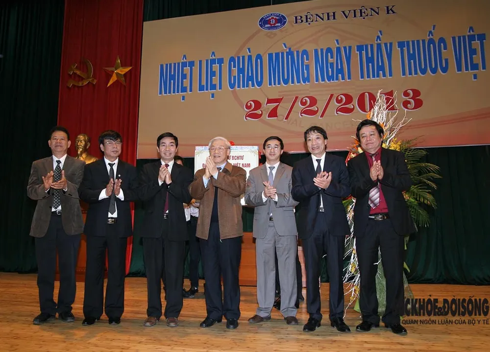 Tổng Bí thư Nguyễn Phú Trọng chúc mừng cán bộ ngành y nhân Ngày Thầy thuốc Việt Nam. Ảnh: TS Nguyễn Thị Kim Tiến tổng bí thư nguyễn phú trọng.jpg