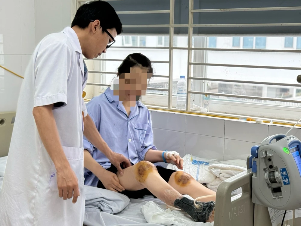 Bệnh nhân đang được thăm khám sau khi phẫu thuật. Ảnh: BVCC ong châm khớp gối