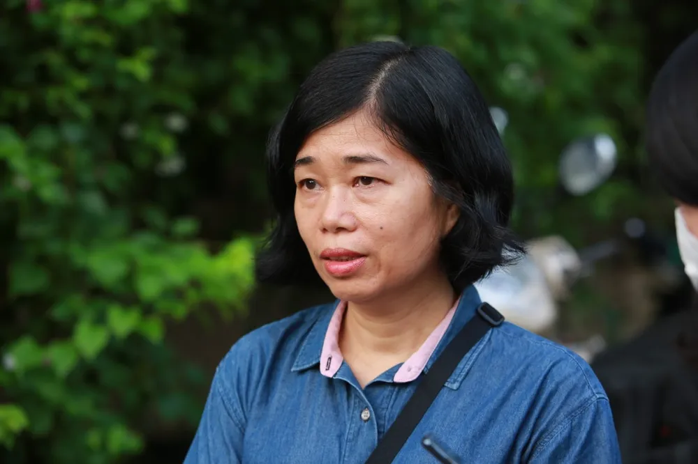 Bà Đào Thị Việt Anh - người đã đặt chuyến bay ngay trong đêm để kịp có mặt từ rất sớm tại Hà Nội trong ngày đầu Quốc tang Tổng Bí thư Nguyễn Phú Trọng. Ảnh: MINH TRÚC Tổng Bí thư Nguyễn Phú Trọng 5.jpg