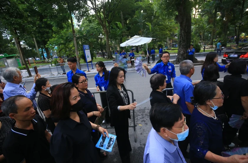 Trời dần tối trên khắp nẻo đường, góc phố, dòng người vẫn xếp hàng dài dọc các con đường dẫn vào nhà tang lễ. Ảnh: PHI HÙNG viếng bác Trọng 2.png