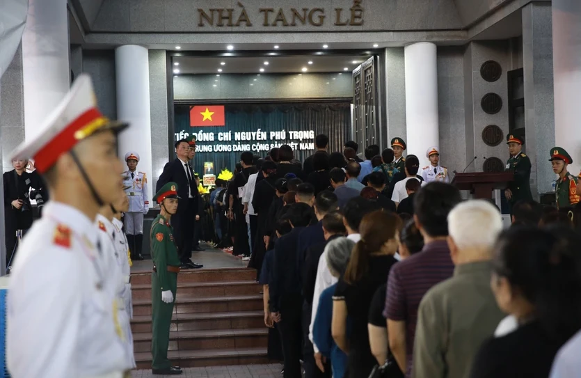 Bao trùm lên toàn bộ không gian rộng khoảng 500m2 ấy là một niềm tiếc thương, đau buồn vô hạn. viếng bác Trọng 3.png