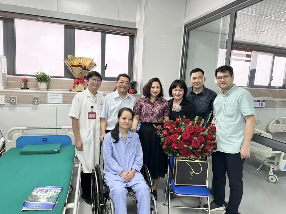 Giám đốc Bệnh viện K trao quà động viên bác sĩ Hoàng Minh Lý trước khi chị chuẩn bị ra viện. Ảnh: BVCC Bác sĩ bị kính rơi vào người ở The Coffee House.jpg