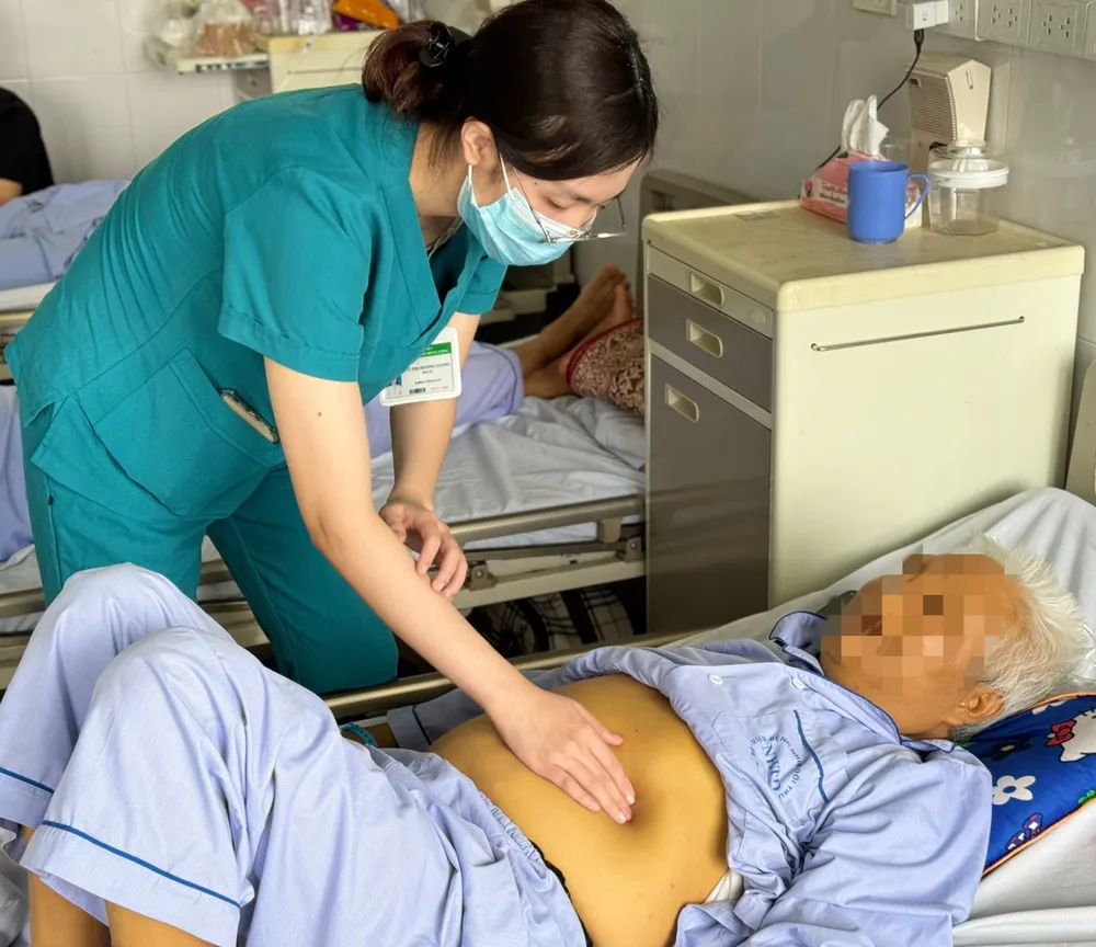 Bệnh nhân 57 tuổi bị tổn thương gan nghiêm trọng do sử dụng thuốc không rõ nguồn gốc. Ảnh: BVCC hoa đu đủ ngâm mật ong.jpg
