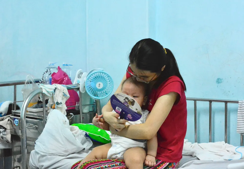 Bệnh nhi mắc bệnh sởi đang điều trị tại một bệnh viện ở TP.HCM. Ảnh: THẢO PHƯƠNG công bố dịch sởi.png