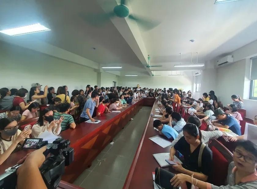 Hàng trăm phụ huynh học sinh tập trung bên trong trường Tiểu học Tây Mỗ 3 ngày 21-8. Ảnh: VIẾT LONG trường tiểu học tây mỗ 3.png