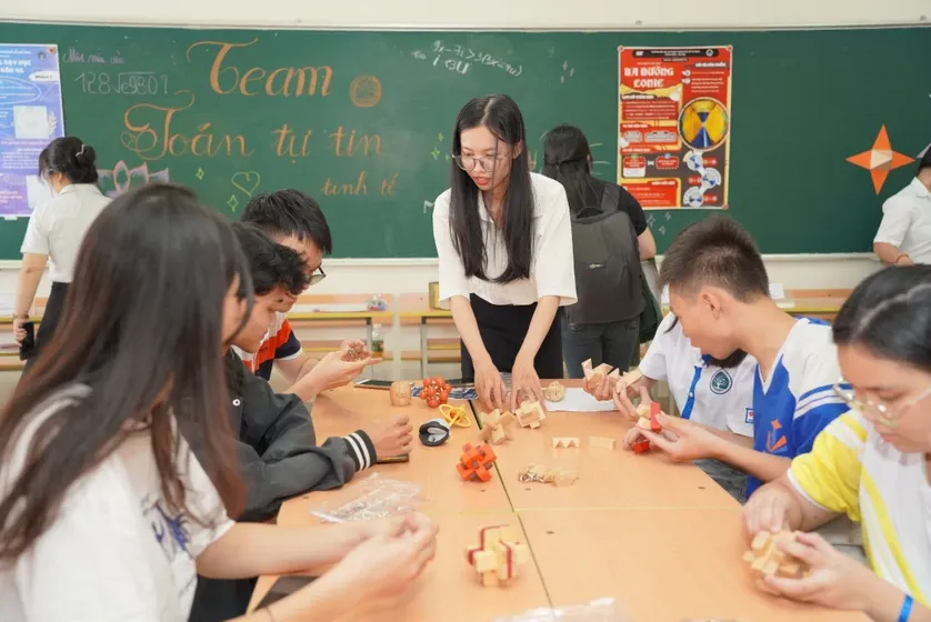 Thí sinh tìm hiểu thông tin tuyển sinh và ngành học tại Trường Đại học Sư phạm TP.HCM. Ảnh: NT trường sư phạm.png