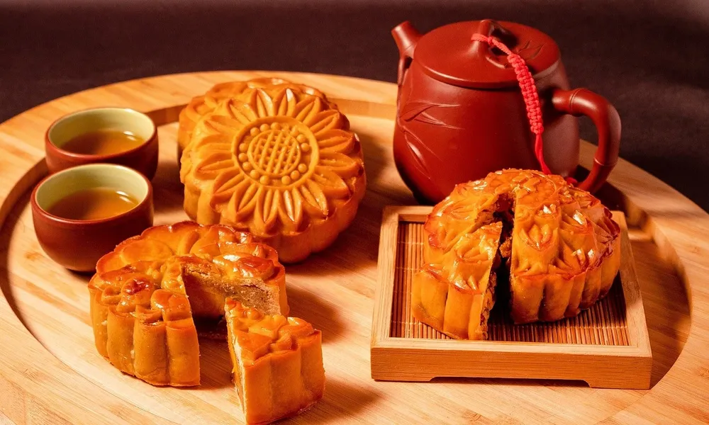 Bánh trung thu được thưởng thức cùng một ấm trà mang lại một tổng thể vị giác rất hài hòa. (Ảnh minh họa) bánh trung thu.jpg