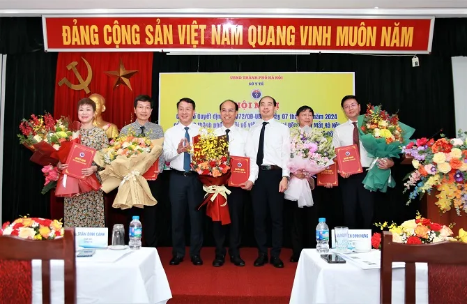 Lãnh đạo Sở Nội vụ, Sở Y tế trao quyết định và tặng hoa chúc mừng 5 đồng chí trong Ban giám đốc Bệnh viện Mắt Hà Nội sau khi hợp nhất. Ảnh: SỞ Y TẾ HÀ NỘI bệnh viện mắt hà nội.jpg