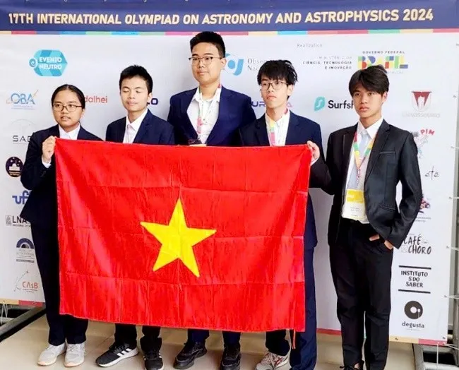 Cả 5 học sinh Việt Nam tham dự kỳ thi Olympic Thiên văn và Vật lý Thiên văn quốc tế 2024 đều giành huy chương. Ảnh: SỞ GD&DDT HÀ NỘI Olympic Thiên văn.jpg