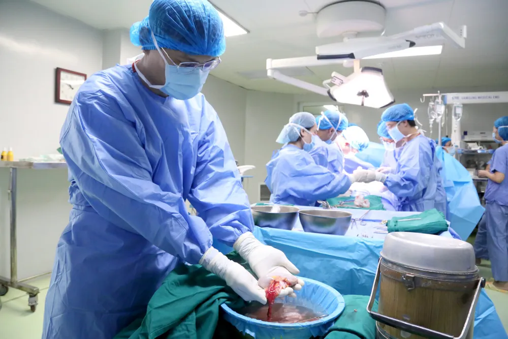 Người mẹ hiến thận cho con với hi vọng con không phải gắn đời mình với bệnh viện. Ảnh: BVCC suy thận giai đoạn cuối.jpg
