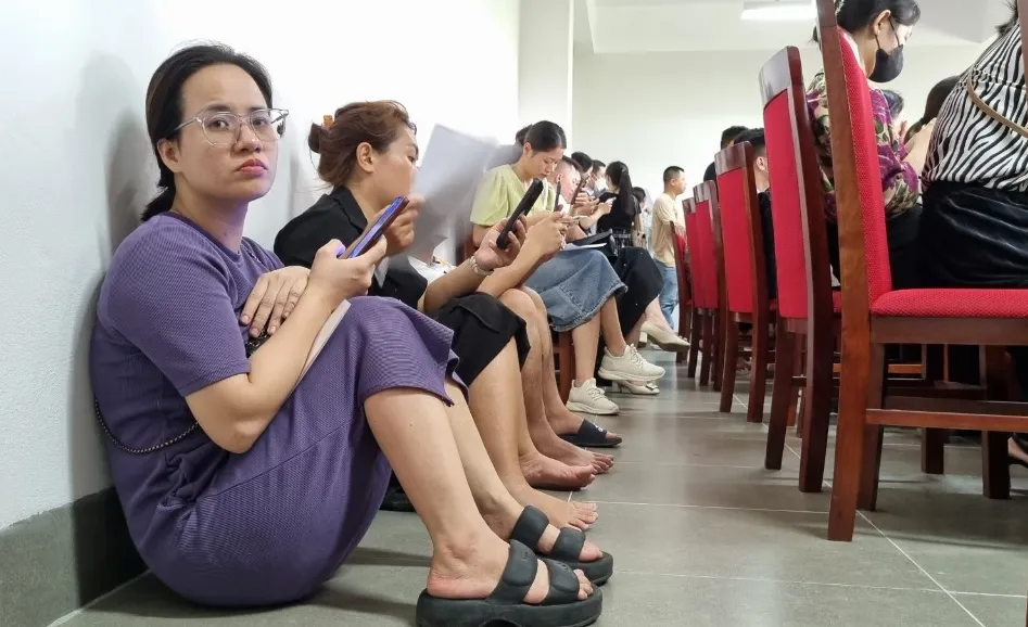 Nhiều phụ huynh lo lắng vì đã rút hồ sơ của con ở trường cũ, trong khi năm học mới sắp bắt đầu. Ảnh: V.LONG Trường tiểu học Tây Mỗ 3.png