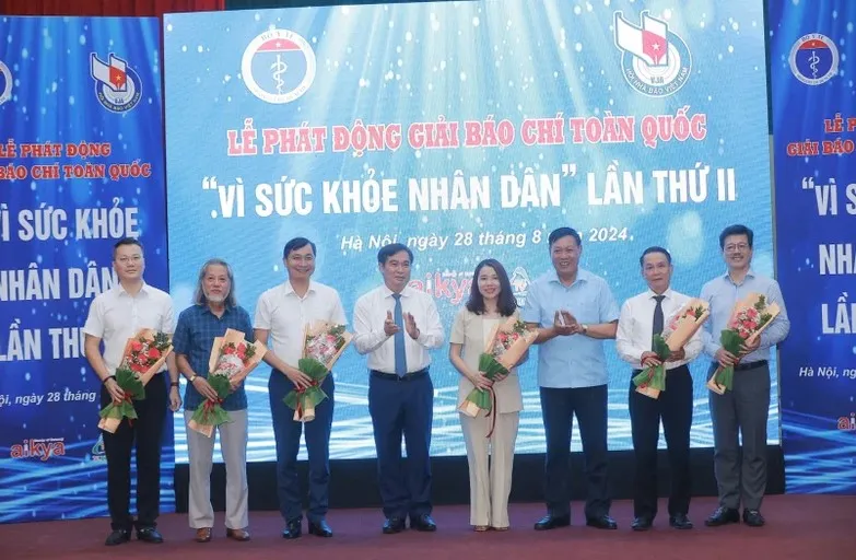 Ban tổ chức tặng hoa các thành viên trong ban giám khảo cuộc thi. Ảnh: TT Giải báo chí toàn quốc Vì sức khỏe nhân dân 1.jpg