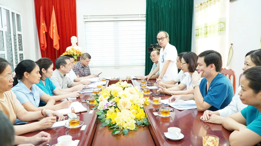 Phó Giám đốc Bệnh viện Trung ương Thái Nguyên Đồng Quang Sơn phát biểu tại buổi làm việc. Ảnh: BVCC trường CĐ công nghiệp thái nguyên 1.jpg