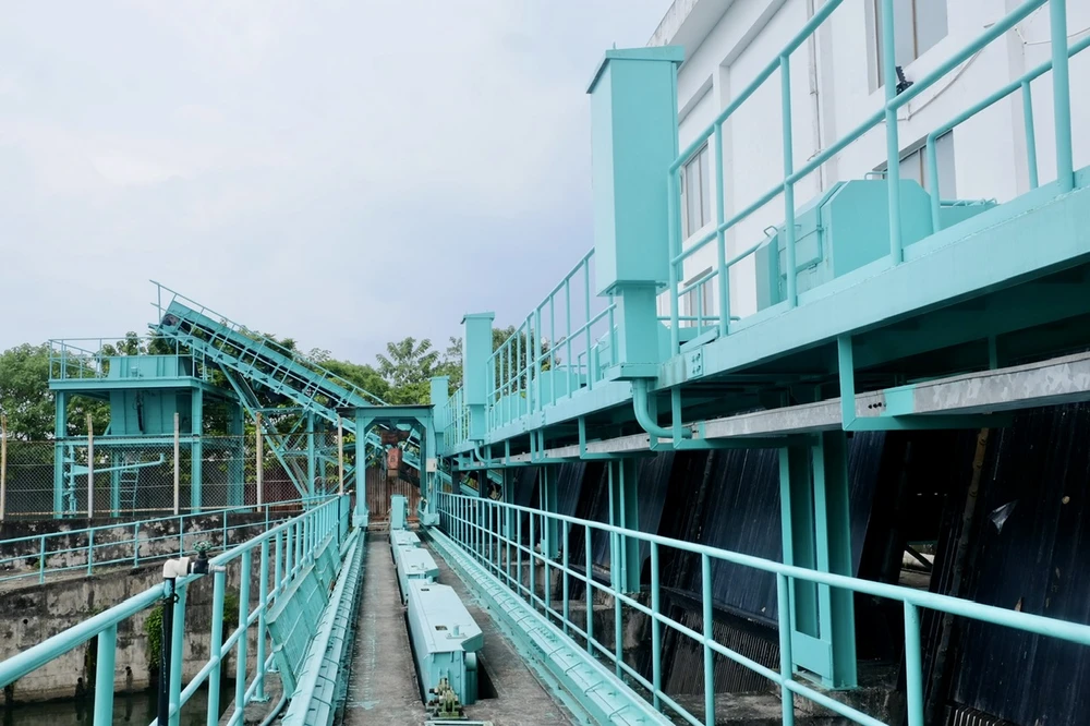 Hệ thống các máy vớt rác tại trạm bơm Yên Sở. Ảnh: TT siêu bão số 3 7.jpg