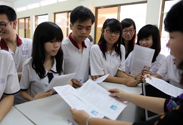 Các tân sinh viên làm thủ tục nhập học. (Ảnh minh họa) siêu bão số 3.jpg