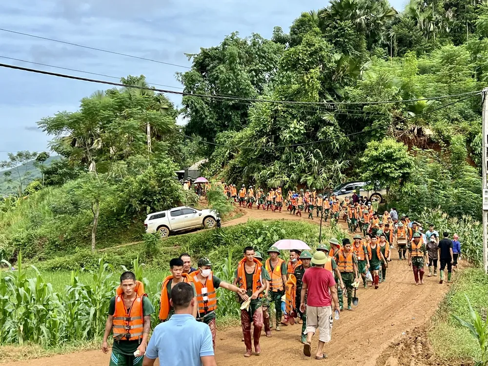Hàng trăm người được huy động tham gia công tác tìm kiếm cứu hộ, cứu nạn sau trận lũ quét ở thôn Làng Nủ. Ảnh: VT-TT thôn làng nủ 4.jpg