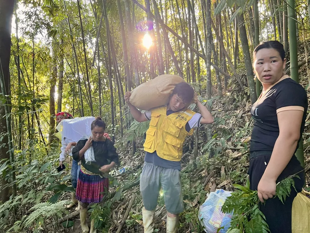 Ngày vài lần, hơn 30 người có sức, khỏe mạnh vẫn đi 7km xuống núi để nhận đồ cứu trợ, rồi lại leo ngược đoạn đường đó vòng lên núi. Ảnh: TT thôn kho vàng 1.jpg