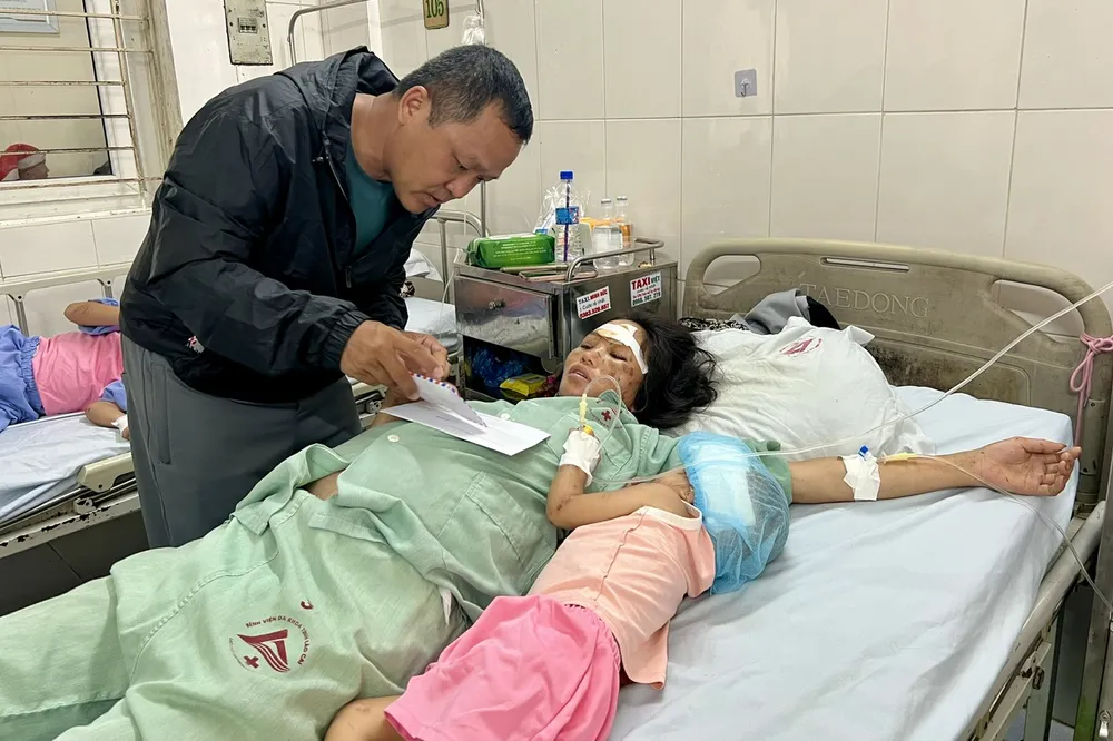 Nạn nhân bị thương do bão lũ, sạt lở đất đang điều trị tại Bệnh viện Đa khoa tỉnh Lào Cai. Ảnh: TT nạn nhân bị thương do bão lũ.jpg