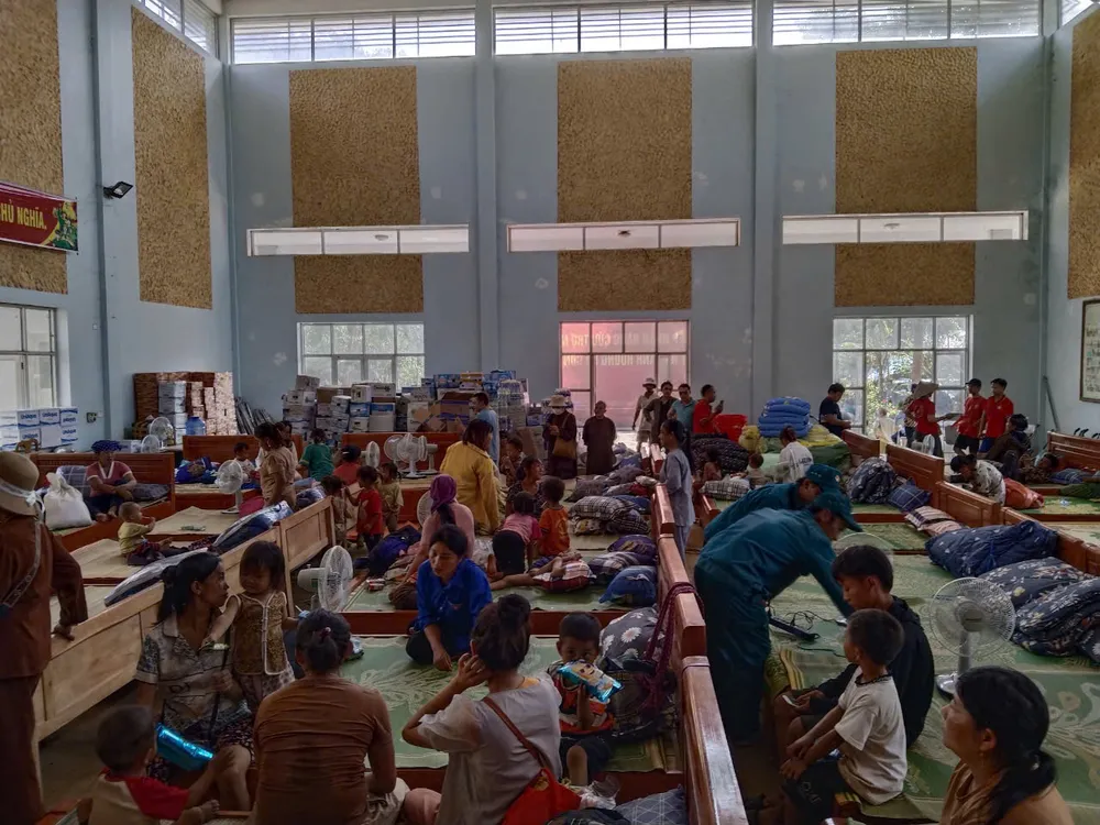 Những người dân thôn Kho Vàng đã được đưa xuống núi đang ở tạm tại Nhà văn hóa xã Cốc Lầu. Ảnh: VĂN TUẤN thôn kho vàng.jpg