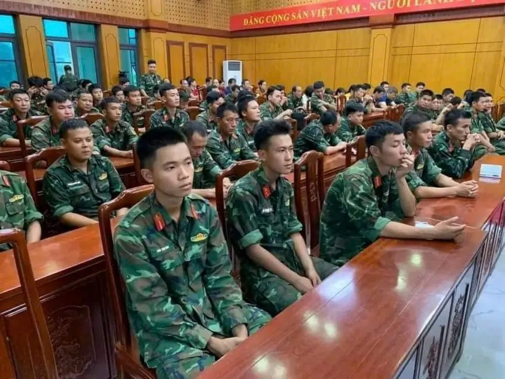 Lực lượng quân đội tham gia khắc phục hậu quả bão số 3 trên địa bàn TP. Yên Bái. người dân Yên Bái