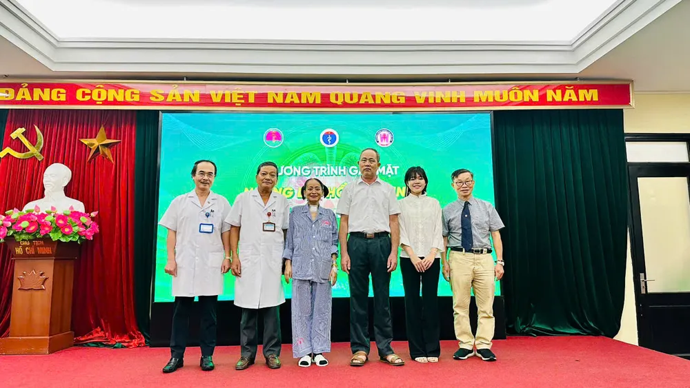 Đại diện Bệnh viện Phổi Trung ương cùng 3 bệnh nhân được ghép phổi thành công tại buổi gặp mặt. Ảnh: BVCC bệnh viện phổi trung ương 3.jpg