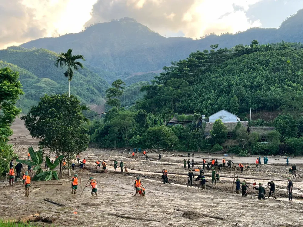 Sau 14 ngày tìm kiếm, riêng lực lượng của Sư đoàn 316 - Quân khu 2 đã tìm kiếm được 22 thi thể nạn nhân tại thôn Làng Nủ. Ảnh: VÕ TÙNG thôn Làng Nủ