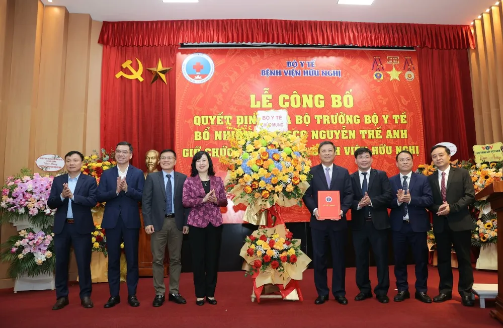 Bộ trưởng Đào Hồng Lan trao quyết định bổ nhiệm Giám đốc Bệnh viện Hữu Nghị. Ảnh: TRẦN MINH bệnh viện hữu nghị.jpg