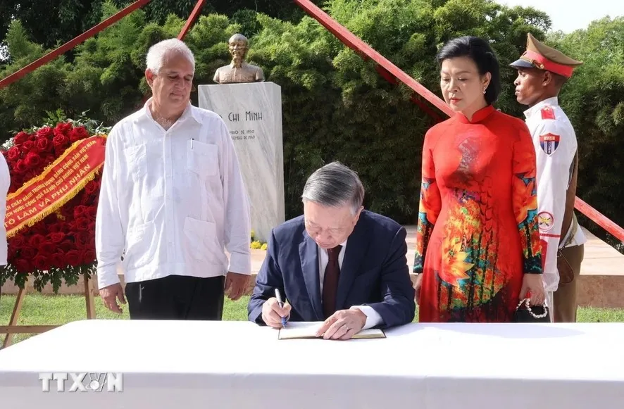 Tổng Bí thư, Chủ tịch nước Tô Lâm ghi lưu bút tại Công viên Hồ Chí Minh ở Thủ đô La Habana. Ảnh: TTXVN Tổng Bí thư, Chủ tịch nước Tô Lâm ghi lưu bút tại Công viên Hồ Chí Minh ở Thủ đô La Habana. Ảnh: TTXVN