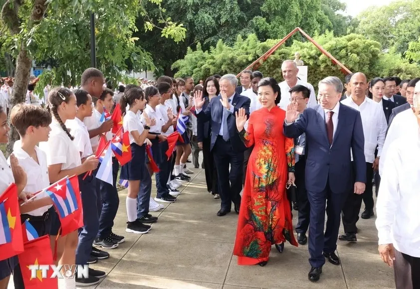 Tổng Bí thư, Chủ tịch nước Tô Lâm và Phu nhân cùng với người dân tại Thủ đô La Habana. Ảnh: TTXVN tổng bí thư.jpg