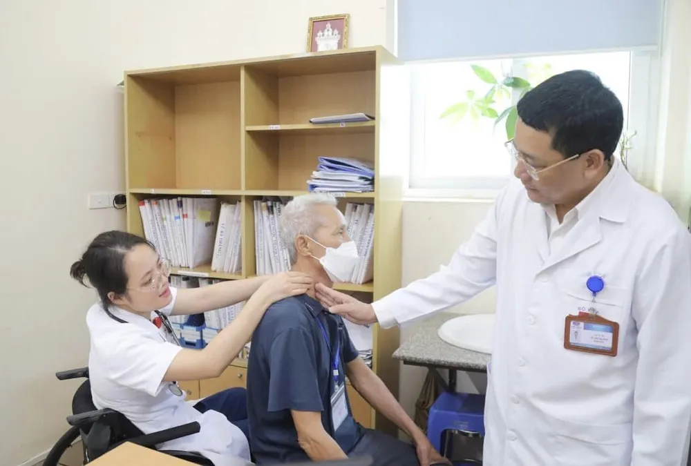 Bác sĩ Lý khám, chữa bệnh cho bệnh nhân trong ngày đầu trở lại làm việc. Ảnh: BVCC kính rơi vào người ở The Coffee House 1.jpg