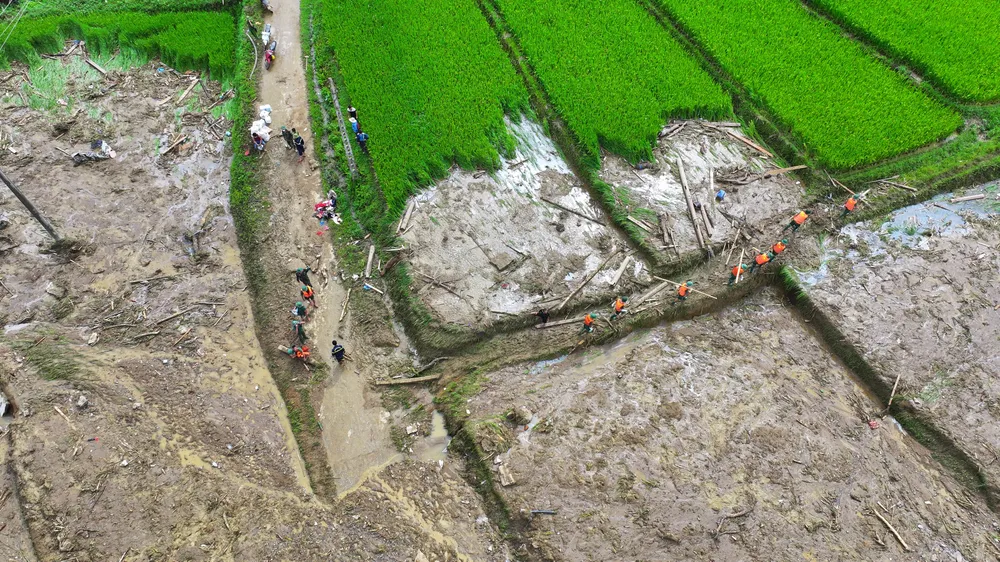 Lực lượng chức năng của địa phương tiếp tục tìm kiếm những người mất tích trong vụ lũ quét xảy ra tại thôn Làng Nủ thêm 5 ngày nữa. Ảnh: VÕ TÙNG thôn làng nủ 000.JPG
