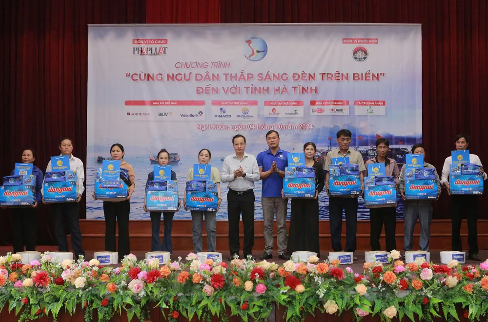 Ông Nguyễn Văn Cường, Quản lý bán hàng khu vực miền Bắc, Công ty CP Siam Brothers Việt Nam trao quà cho ngư dân.