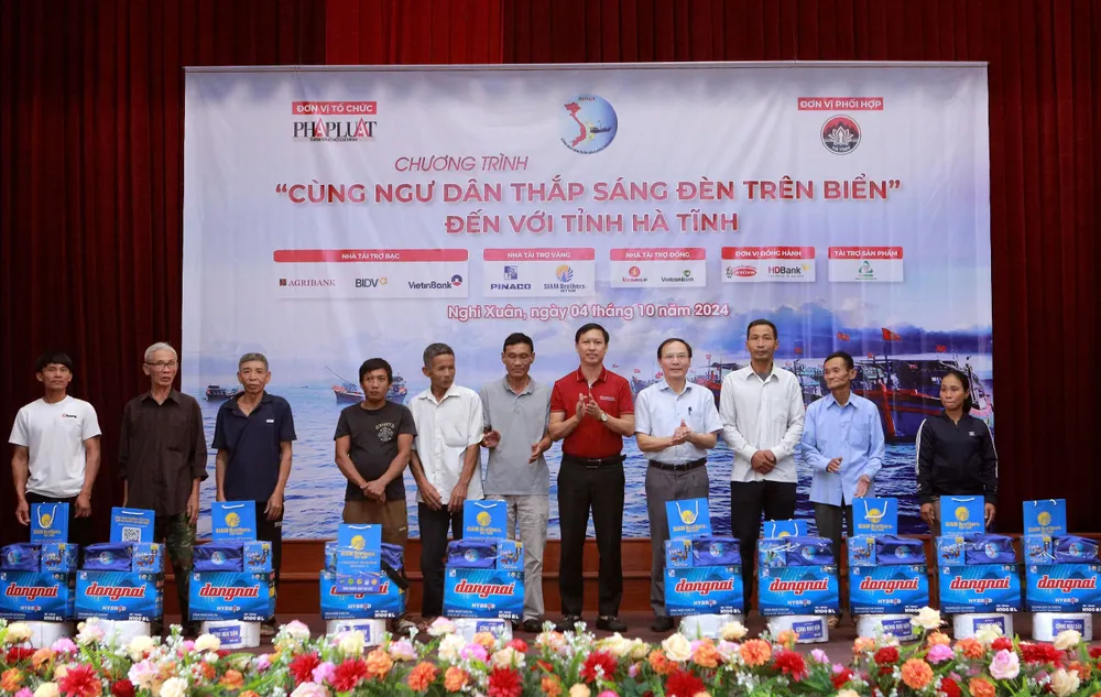 cùng ngư dân thắp sáng đèn trên biển 006.jpg