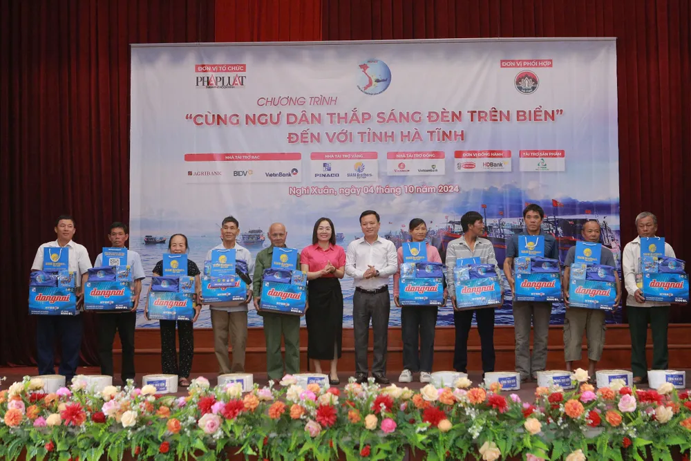 cùng ngư dân thắp sáng đèn trên biển 007.jpg