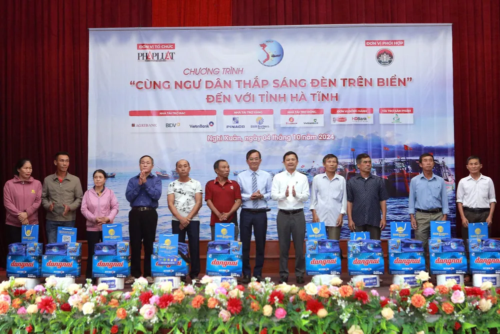 cùng ngư dân thắp sáng đèn trên biển 008.jpg