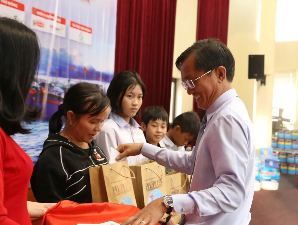 cùng ngư dân thắp sáng đèn trên biển 02.jpg