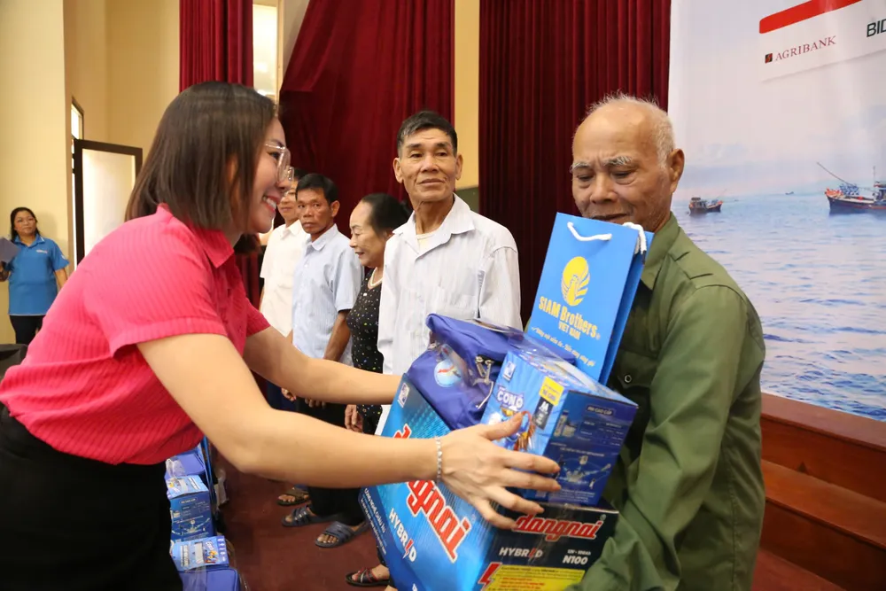 Bà Nguyễn Thị Trang, Phó Giám đốc Chi nhánh BIDV Hà Tĩnh trao quà cho ngư dân. Ảnh: NGUYỄN VỮNG