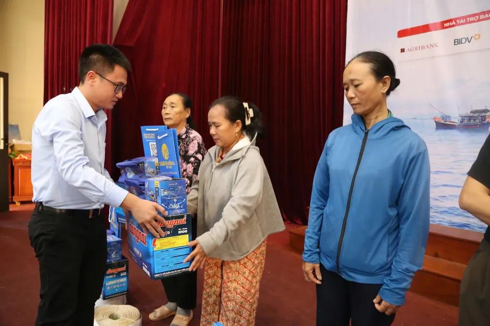 cùng ngư dân thắp sáng đèn trên biển 05.jpg