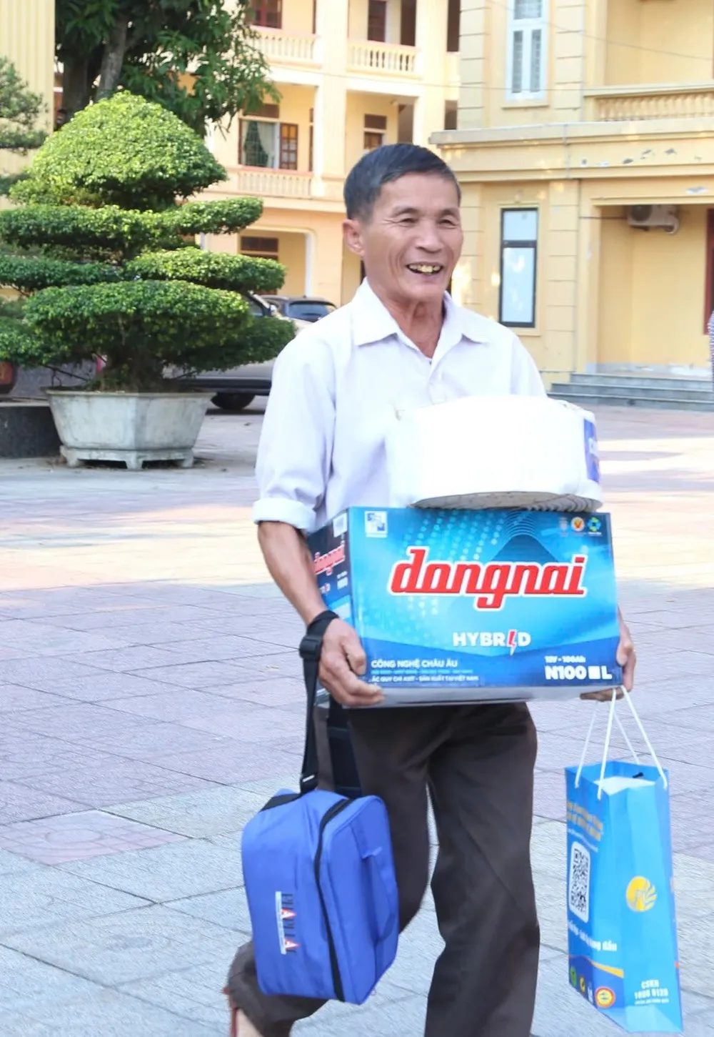 cùng ngư dân thắp sáng đèn trên biển 06.jpg