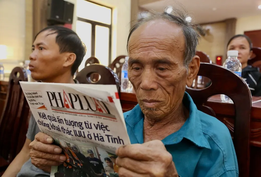 Cùng ngư dân thắp sáng đèn trên biển