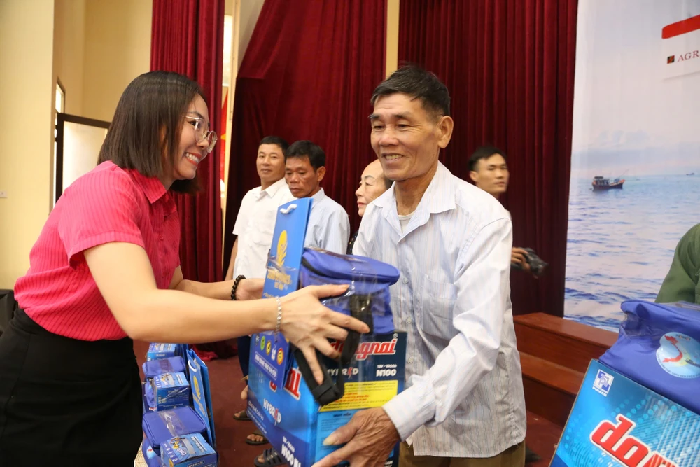 cùng ngư dân thắp sáng đèn trên biển 17.jpg