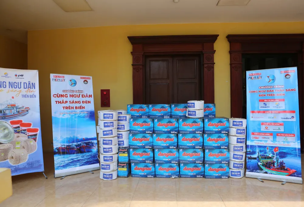 cùng ngư dân thắp sáng đèn trên biển 2.jpg