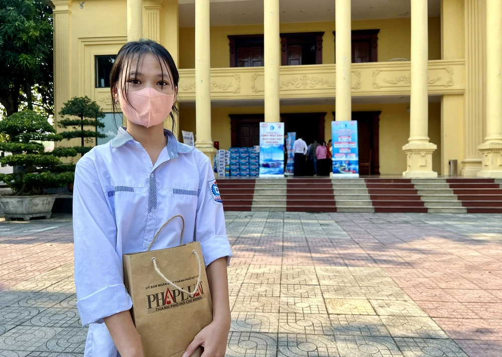 cùng ngư dân thắp sáng đèn trên biển 6.jpg