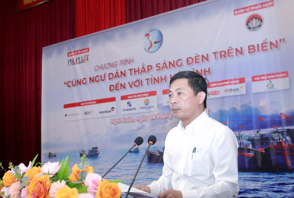 cùng ngư dân thắp sáng đèn trên biển 9.jpg