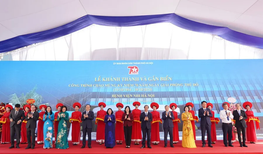 Dự buổi lễ có Bí thư Thành ủy Hà Nội Bùi Thị Minh Hoài, Bộ trưởng Bộ Y tế Đào Hồng Lan, Bộ trưởng Bộ GD&amp;ĐT Nguyễn Kim Sơn, cùng đại diện các ban, bộ, ngành Trung ương và TP Hà Nội. Ảnh: TT